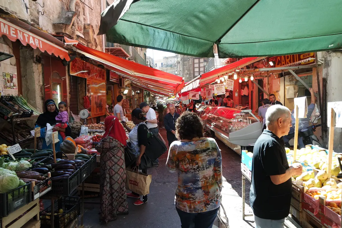 Stände auf dem Markt Ballarò in Palermo