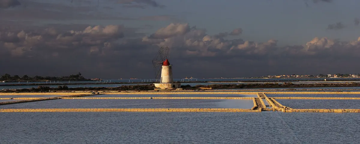 Eine Windmühle in den Salinen zwischen Trapani und Marsala